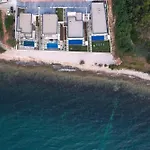 ヴィラ Adria Seafront D Private Pool ザトン