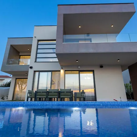 Adria Seafront D Private Pool וילה